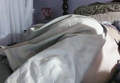 Una joven tratando de tener sexo chichonas cojiendo con un agente porno, por primera vez en la cama y arriba